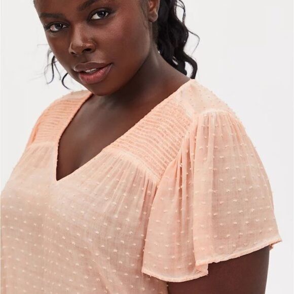 TORRID - PEACH SWISS DOT SMOCKED TOP BLOUSE Pluz Sz 0 - Picture 1 of 4